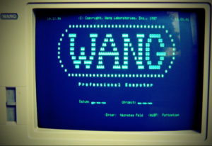 Το PC της Wang ήταν ένα σύστημα που έτρεχε MS DOS, αλλά δεν ήταν συμβατό με IBM-PC