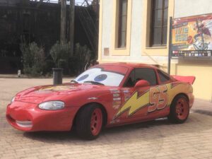 Ο Κεραυνός Μακουίν εξω απο την Vintage Toys 2023